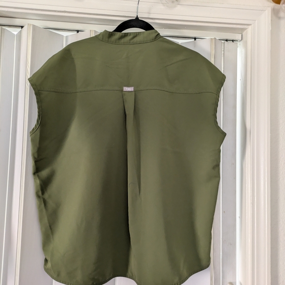 Figs Forest Green Sleeveless Scrub Top 2 Front Pockets Sz L - Picture 3 of 8